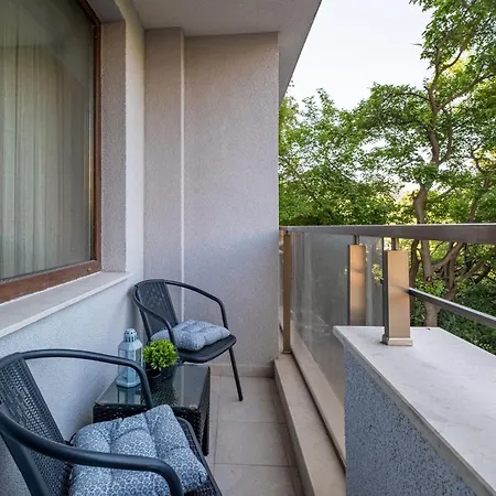 Stylish With Free Public Parking Apartment