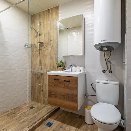 Stylish With Free Public Parking Apartment *