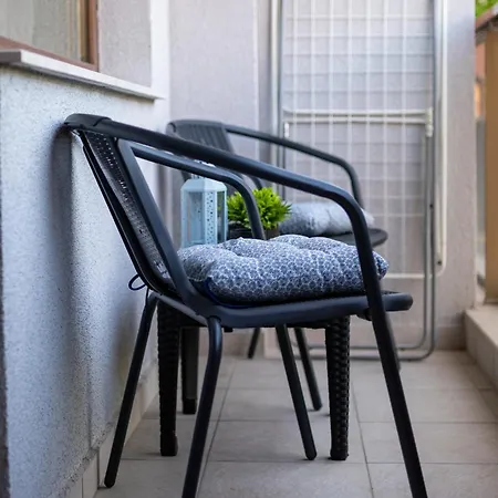 Stylish With Free Public Parking Apartment *